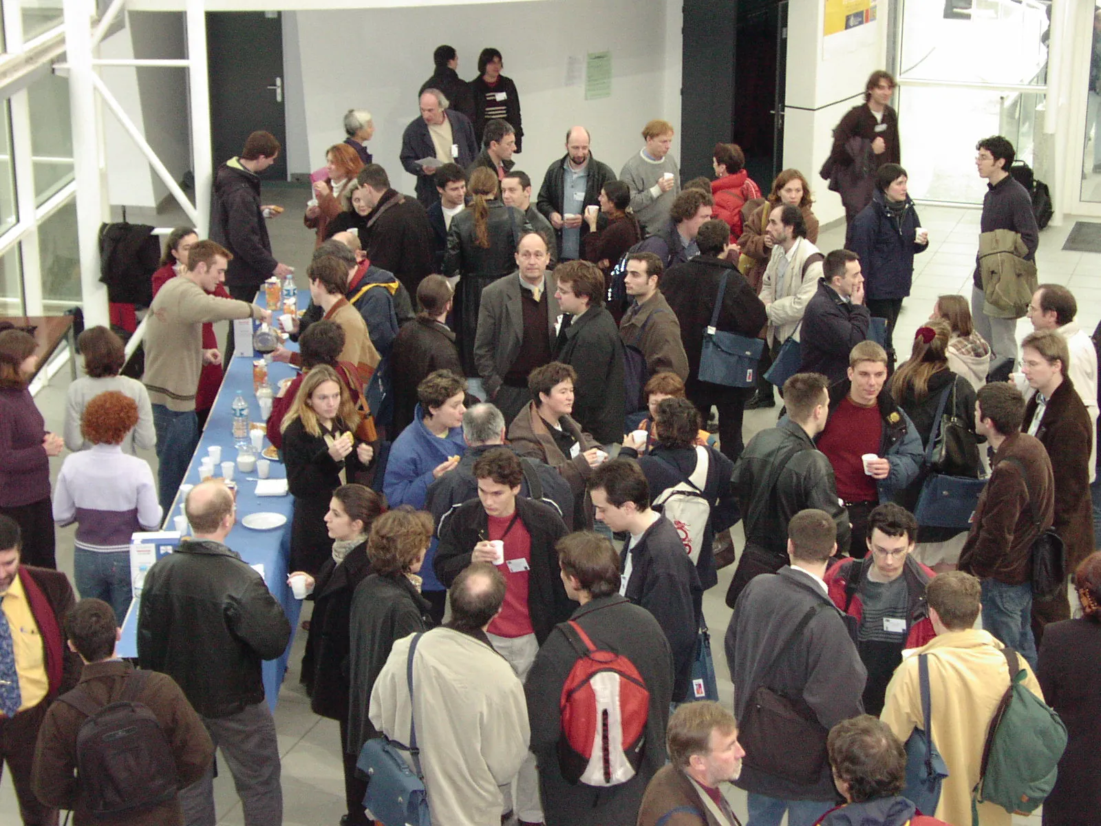 Participants à IHM 2002 réunis dans un hall