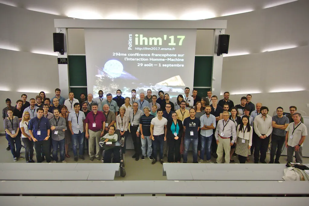 Photo de groupe des participants à IHM’17 dans un amphithéâtre